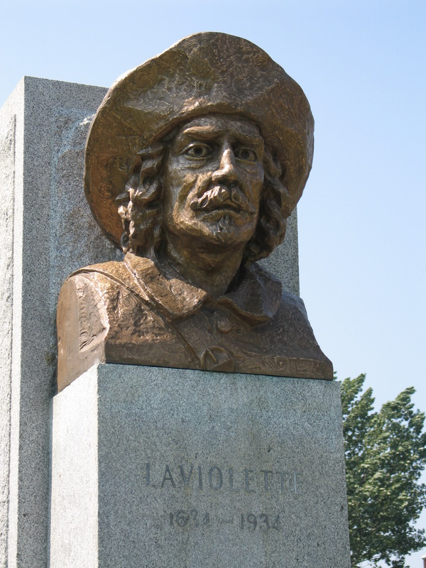 Titre original&nbsp;:    Français : Buste de Laviolette, fondateur de fr:Trois-Rivières. La statue a été érigée en 1934, à l'occasion du 300e anniversaire de la ville. Photo: Claude Boucher, 18 juin 2006.

English: Bust of Laviolette, founder of en:Trois-Rivières, Quebec. The monument was erected in 1934, for the city's 300th anniversary. Photo: Claude Boucher, June 18, 2006.

