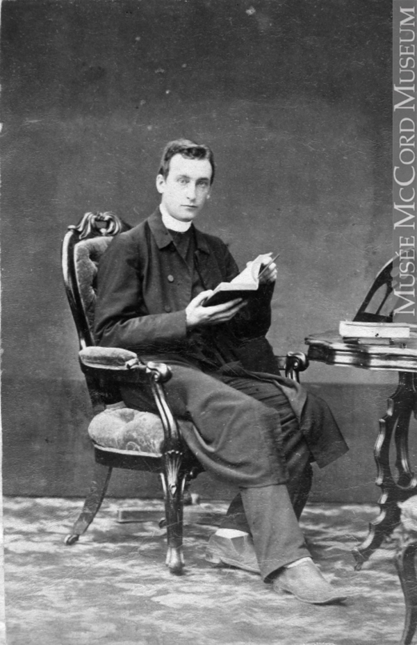 Titre original&nbsp;:  Photograph Rev. Edmund Wood, Montreal, QC, 1861 William Notman (1826-1891) 1861, 19th century Silver salts on paper mounted on paper - Albumen process 8.5 x 5.6 cm Purchase from Associated Screen News Ltd. I-503.1 © McCord Museum Keywords:  male (26812) , Photograph (77678) , portrait (53878)