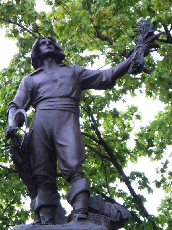 Titre original&nbsp;:    DescriptionLouis Hebert, apothicaire de Paris - 03.jpg Français : « Le monument Louis-Hébert (1575-1627) avait été initialement installé à la place de l'Hôtel de Ville, où il fut dévoilé le 3 septembre 1918, pour commémorer le troisième centenaire de l'arrivée en 1617 de cet apothicaire français qui est devenu le "premier colon canadien". Le monument fut démonté en 1971 et ultérieurement déménagé dans le parc Montmorency, au sommet de la côte de la Montagne. Les terres de Louis Hébert s'étendaient sur le site actuel de la Basilique Notre-Dame de Québec, du Séminaire, de l'Hôtel-Dieu, et des rues Hébert et Couillard. La statue en bronze de Louis Hébert au sommet du monument, et les personnages des hauts-reliefs en bronze reposant les socles, sont l'œuvre du sculpteur montréalais Alfred Laliberté. L'artiste a représenté Louis Hébert élevant une poignée d'épis de blé vers le ciel, 