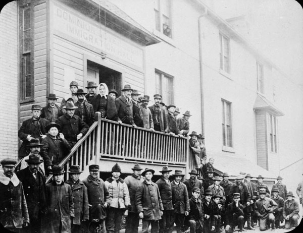 Original title:  MIKAN 3366051 Dominion Government Immigration Hall, Winnipeg, Manitoba. c 1900 [104 KB, 760 X 585]