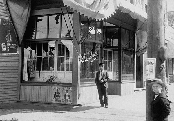 Original title:  MIKAN 3193210 Damage done by the Asiatic Exclusion League to the store of K. Okada, 201 Powell Street. 8 - 9 Sept. 1907 [65 KB, 640 X 444]