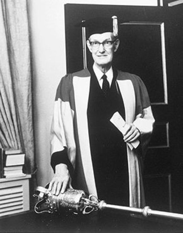 Original title:  Creighton, Donald Grant. Receiving an honorary degree, 1974. He was one of Canada's foremost historians, known particularly for his skilful writing (courtesy Library and Archives Canada/123984). Recevant un diplôme honorifique, en 1974. Un des plus illustres historiens canadiens, il est reconnu particulièrement en raison de la qualité de son écriture (avec la permission des Bibliothèque et Archives Canada/123984).