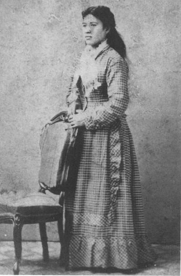 Titre original&nbsp;:    Description English: Maria Mahoi, daughter of a Hawaiian fur trade laborer, William Mahoi, and an Indian woman, who had seven children by Abel Douglas, a whaler from Maine, and then another six by George Fisher, son of an Englishman and an Indian woman. Date 1885 Source http://hdl.handle.net/10524/429 Hawaiian Journal of History page 19 of volume 29, 1995, article New Land, New Lives: Hawaiian Settlement in British Columbia by Jean Barman Author Photo courtesy of Karey Litton

