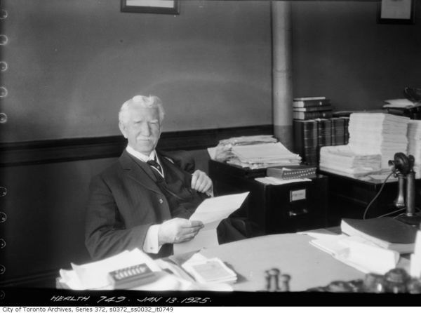 Titre original&nbsp;:  Dr. Hastings, M.O.H., in his office (film neg.). January 13, 1925. Image courtesy of City of Toronto Archives, Fonds 200, Series 372, Subseries 32, Item 749.