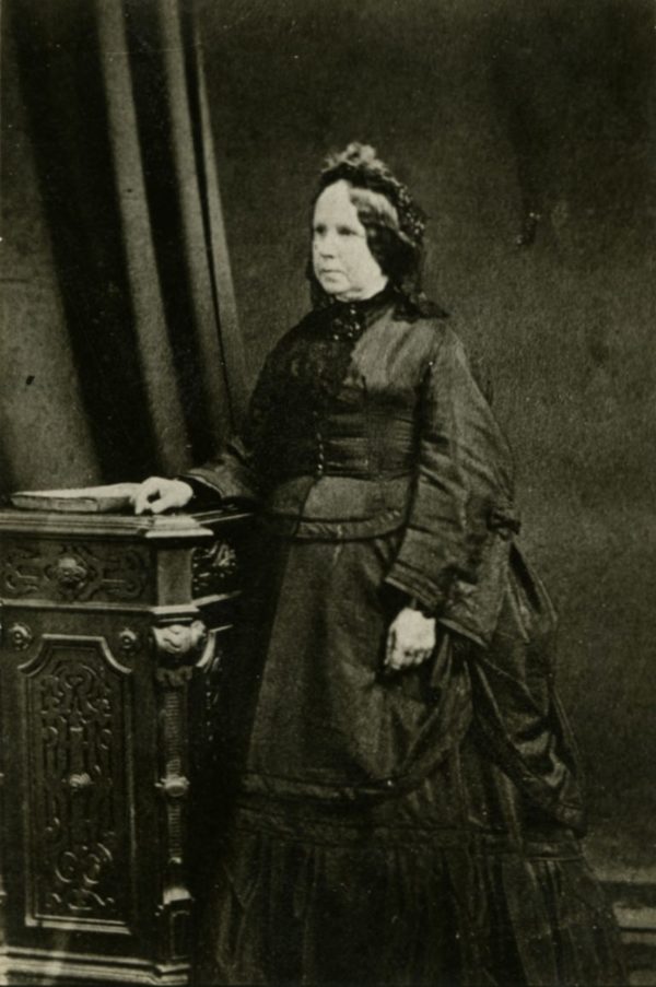 Titre original&nbsp;:  Éléonore D’Estimauville, Mme Louis-Paschal-Achille Taché, [Vers 1882], BAnQ Québec (P1000,S4,D83,PT9). Photographe inconnu.