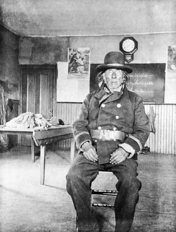 Titre original&nbsp;:  Chiniki, head chief of the Stoneys, in classroom at Morley mission, Alberta. Date: [ca. 1896-1906]. Photographer/Illustrator: Walsh, Margaret Ann, Morley, Alberta. Image courtesy of Glenbow Museum, Calgary, Alberta.