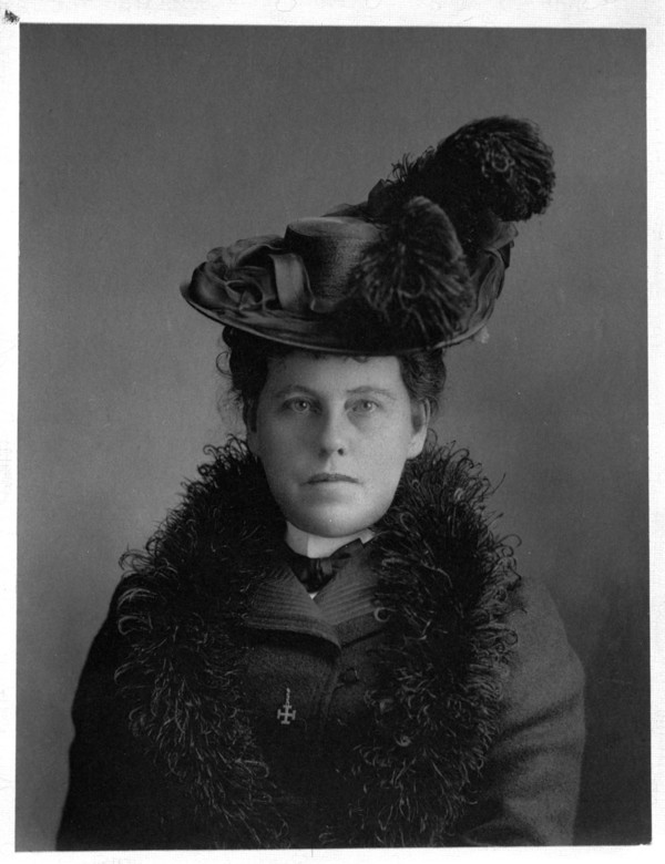 Titre original&nbsp;:  Mrs. Willoughby Cummings (Emily McCausland Cummings) Toronto corresponding secretary of the National Council of Women of Canada. Credit: Library and Archives Canada/PA-057336.  Restrictions on use: Nil. Copyright: Expired. Accession number: 1950-030. Item number: 3214496. 