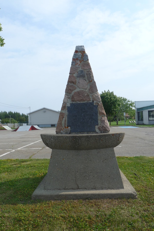 Titre original&nbsp;:    Description Français : Monument du tricentenaire de la messe célébrée par Henri Nouvel à Pointe-au-Père en 1663. Date 25-08-2011 Source Own work Author ChristianT

