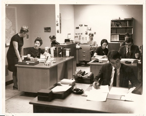 Titre original&nbsp;:  L'équipe du Dictionnaire biographique du Canada. Pavillon Adrien-Pouliot, octobre 1967. Marika Cancelier, Germaine Van Coillie, Johanne La Rochelle, Nicole Baspeyre, Michel Paquin, Louise-Hélène Boileau, Gaston Tisdel.